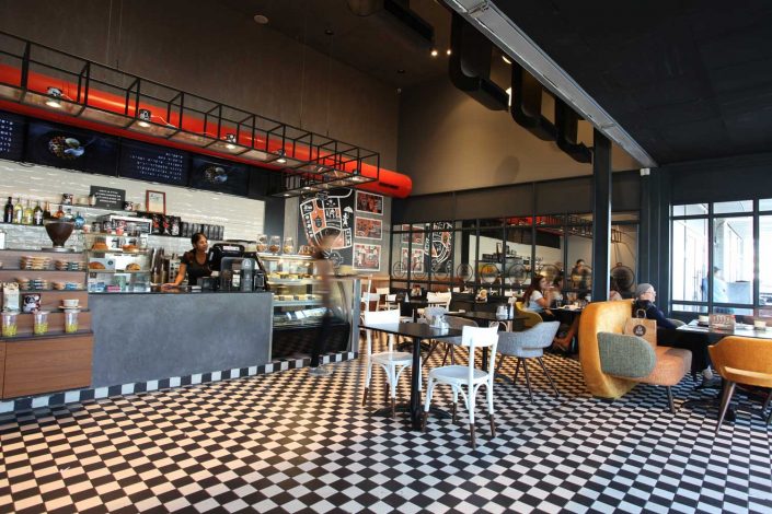 Joe Coffee, Kastina